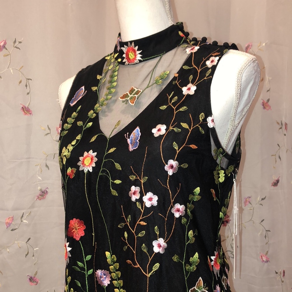NWT Ecru Embroidered Dress - Picture 4 of 15